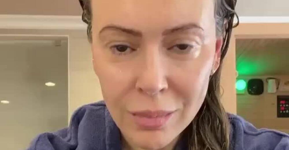 Αλίσα Μιλάνο: Το νέο βίντεο που ανέβασε δείχνει να της πέφτουν τα μαλλιά από τον κορονοϊό