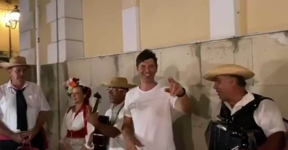 Σάκης Ρουβάς: Τραγουδά στα καντούνια της Κέρκυρας με κανταδόρους (βίντεο)