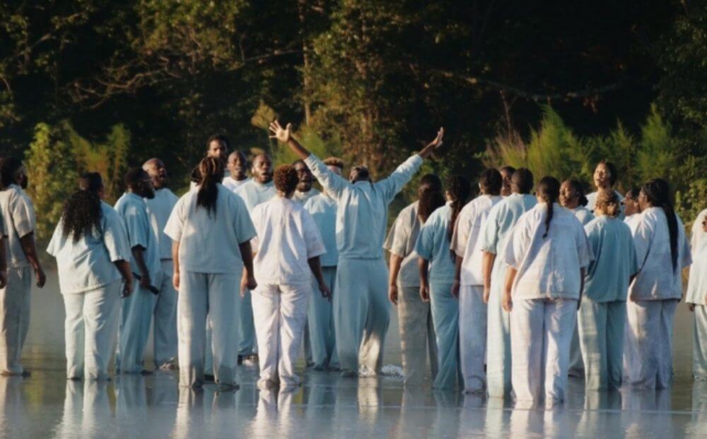 Kanye West: «Περπάτησε στο νερό» σε θρησκευτική λειτουργία