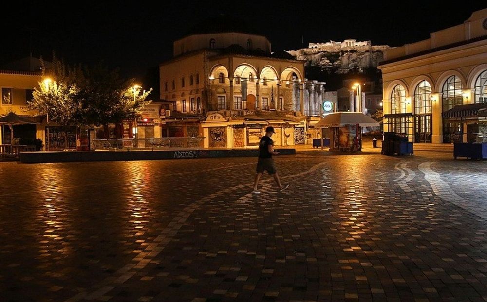 Έρημη πόλη η Αθήνα το Σαββατόβραδο - Οι συγκλονιστικές εικόνες από Μοναστηράκι και Σύνταγμα - ΦΩΤΟ