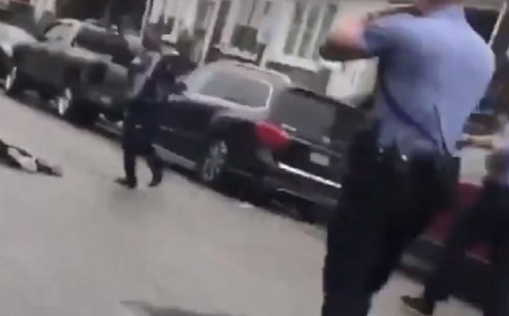 ΗΠΑ: Οργή για τη νέα δολοφονία Αφροαμερικανού στη μέση του δρόμου από αστυνομικούς [Βίντεο]