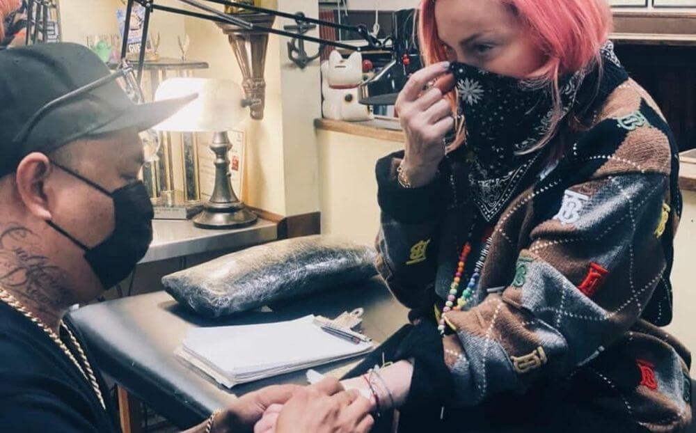 Η Μαντόνα μόλις έκανε το πρώτο της τατουάζ στα 62 της χρόνια!