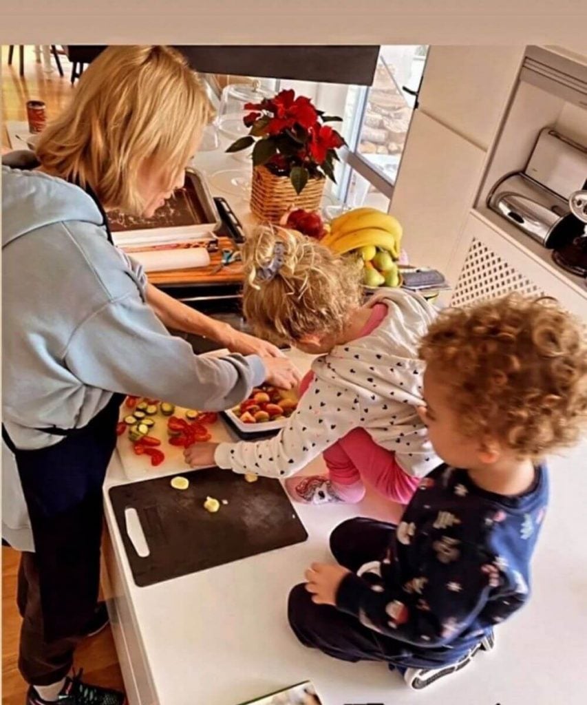 Βίκυ Καγιά: Μαγειρεύει με την 5χρονη Μπιάνκα και τον 2χρονο Κάρολο