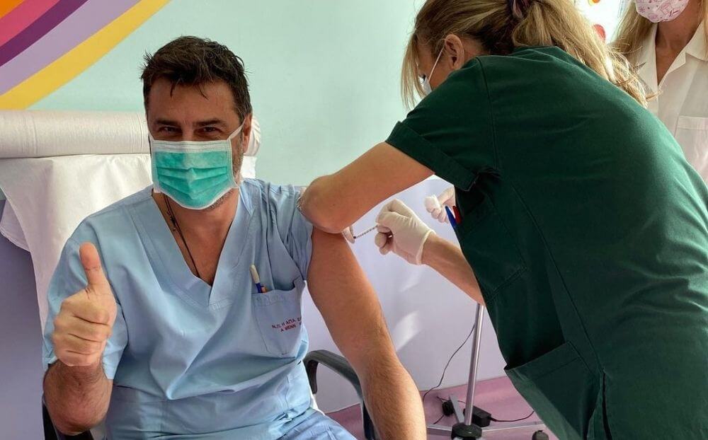 Γνωστός Έλληνας ηθοποιός που είναι και νοσηλευτής, έκανε το εμβόλιο του κορωνοϊού