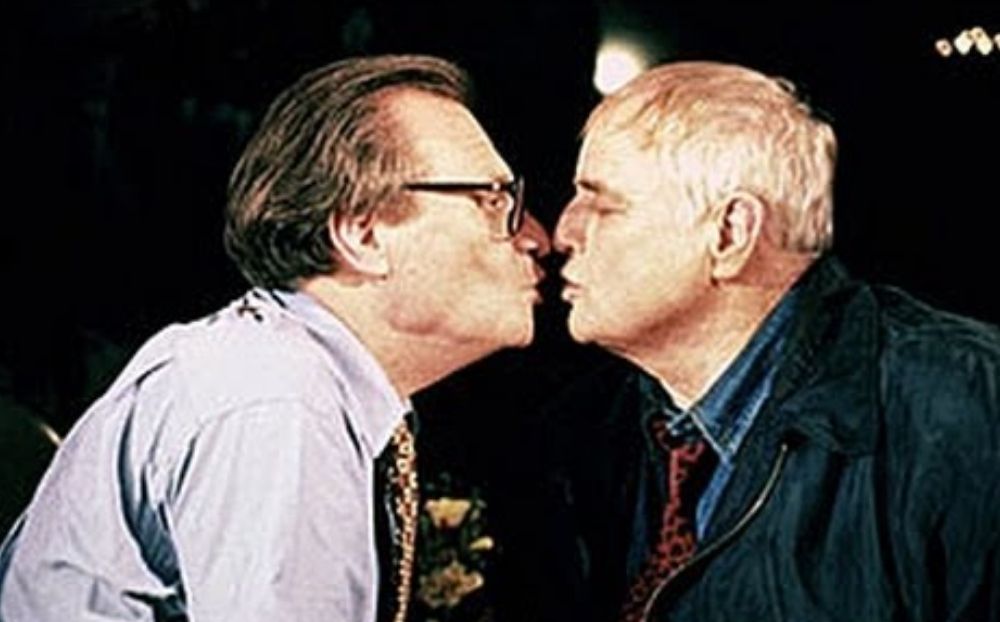 Όταν ο Larry King φιλήθηκε στο στόμα με τον Marlon Brando - ΒΙΝΤΕΟ