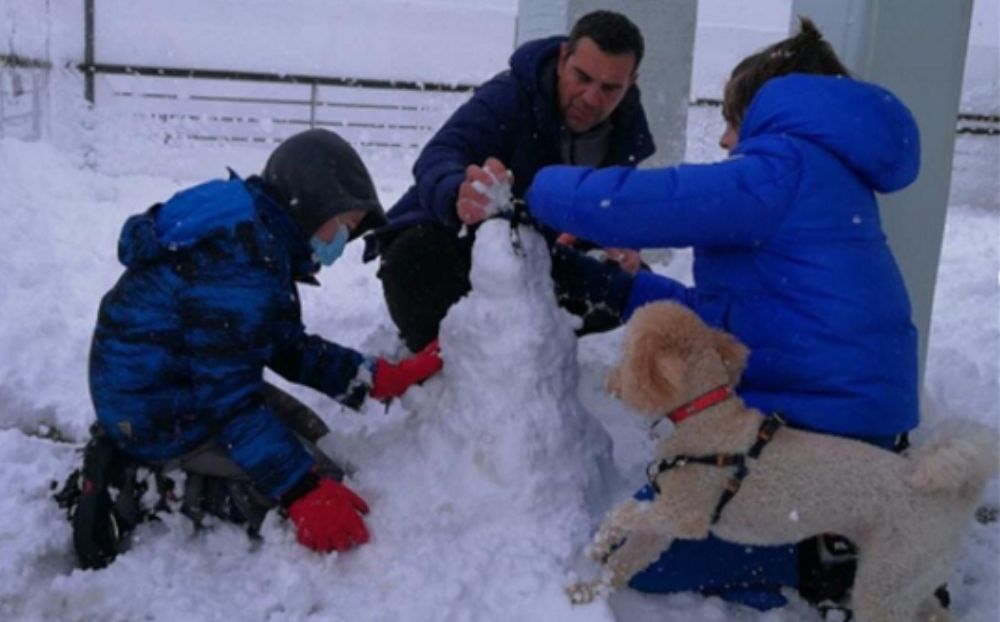 Αλέξης Τσίπρας: Έφτιαξε χιονάνθρωπο με τα παιδιά του και έριξε το instagram