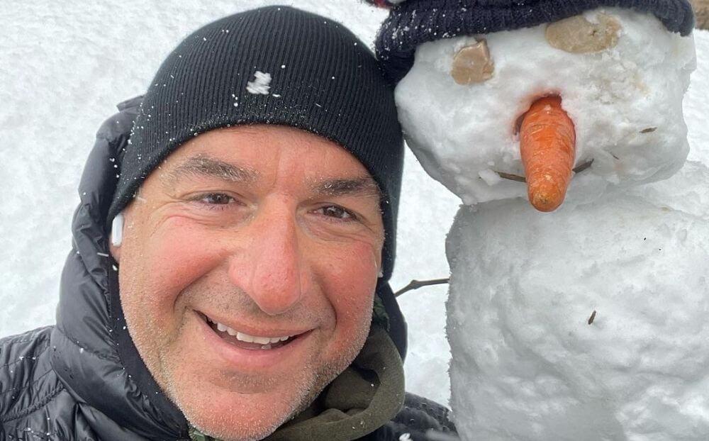 Ο Γιώργος Λιάγκας σε ρόλο ρεπόρτερ – Μας δείχνει την χιονισμένη παραλία της Βουλιαγμένης