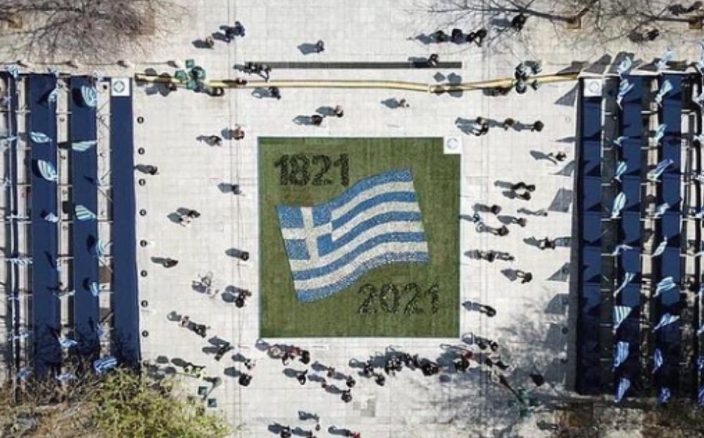25η Μαρτίου: Ο εντυπωσιακός στολισμός στο κέντρο της Αθήνας για τα 200χρόνια από την Ελληνική Επανάσταση