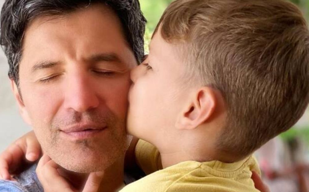 O Σάκης Ρουβάς στην πιο απίθανη και παιχνιδιάρικη selfie με τον γιο του