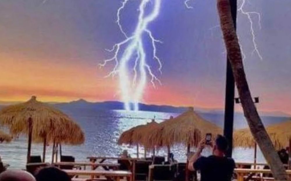 Κακοκαιρία: Η συγκλονιστική εικόνα που έγινε Viral από την παραλιακή, με τον κεραυνό που χτυπά στη θάλασσα