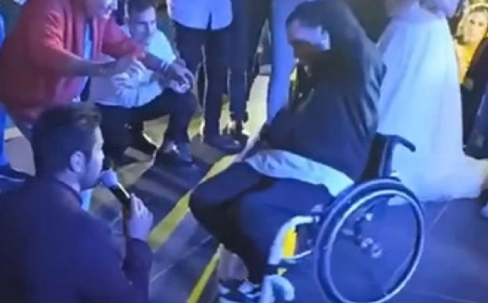 Καθηλωμένος σε αναπηρικό αμαξίδιο χόρεψε ζεϊμπέκικο την ώρα που τραγουδούσε ο Γιώργος Τσαλίκης - ΒΙΝΤΕΟ