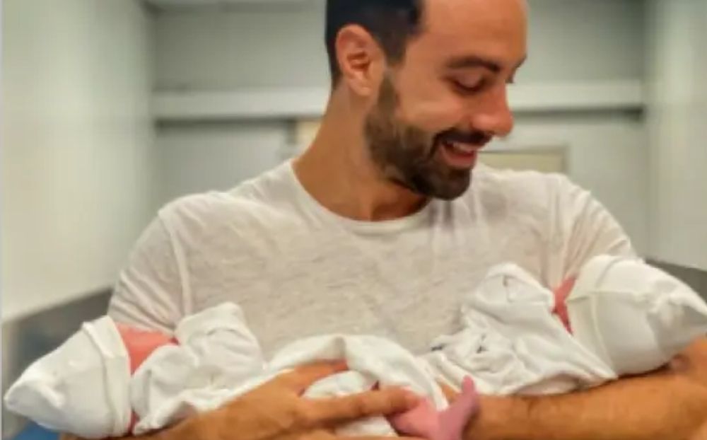 O Σάκης Τανιμανίδης, ταΐζει τις δίδυμες κόρες του και ρίχνει το Instagram