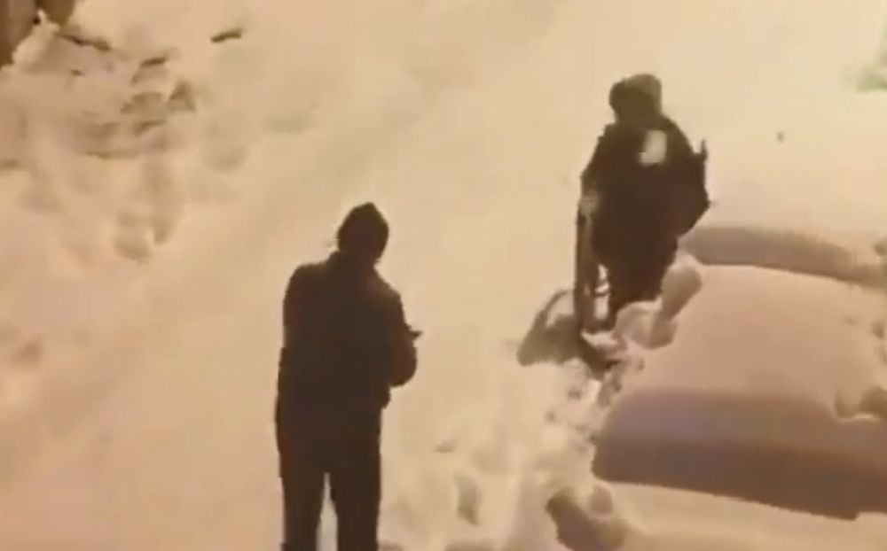 Το βίντεο που έγινε Viral: Ο πατέρας παίζει με το ανάπηρο παιδί του στα χιόνια