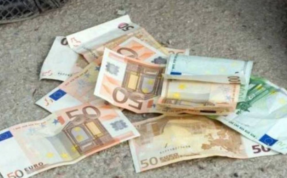 Πάτρα: Ηλικιωμένη πέταξε 20.000 ευρώ από το μπαλκόνι στους δράστες