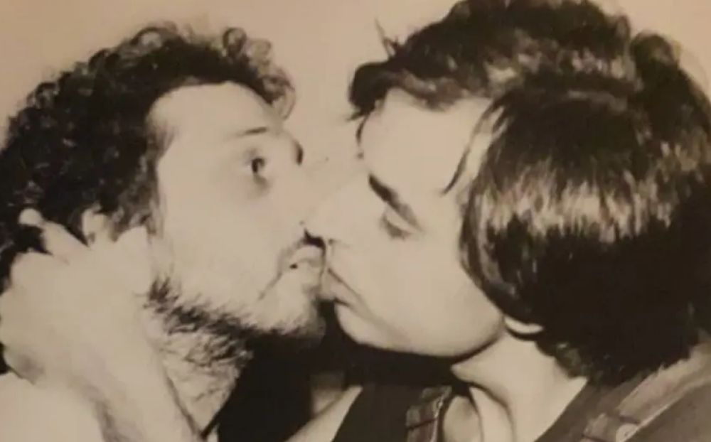 Όταν ο Σπύρος Μπιμπίλας έδωσε ένα από τα πρώτα γκέι φιλιά στο ελληνικό θέατρο