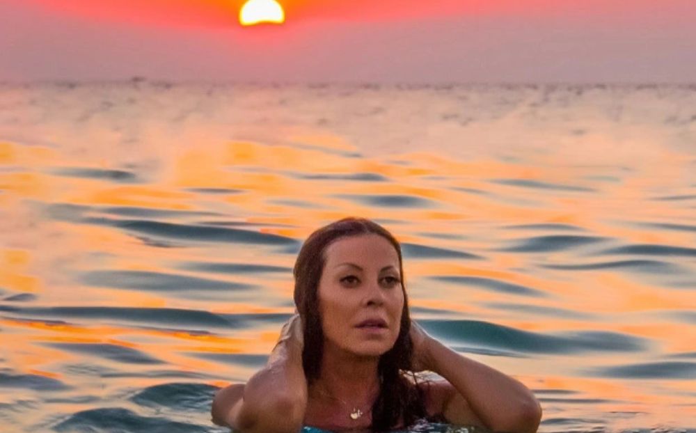 Η Άντζελα Δημητρίου στην πιο όμορφη καλοκαιρινή φωτογραφία - Δείτε τη να κάνει μπάνιο στο ηλιοβασίλεμα