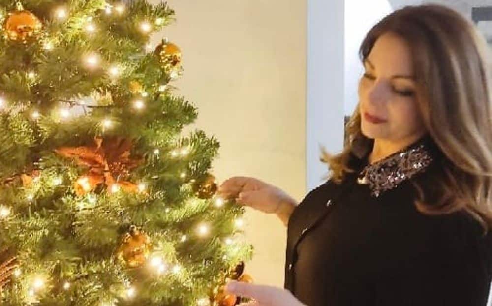 Άντζελα Γκερέκου: Πόζαρε δίπλα στο υπέροχο Χριστουγεννιάτικο δέντρο της και έριξε το instagram
