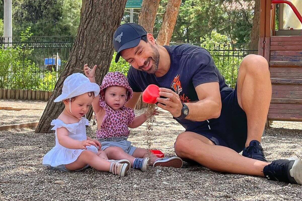 Ο Σάκης Τανιμανίδης με τις δίδυμες κόρες του στο Dragons den