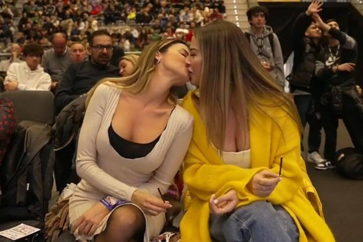 Το φιλί δυο γυναικών κλέβει τις εντυπώσεις σε αγώνα κυπέλλου της Ιταλίας