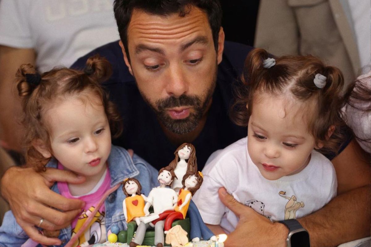 Σάκης Τανιμανίδης: To φωτογραφικό άλμπουμ των γενεθλίων, η έκπληξη από τις δίδυμες κόρες του και το βίντεο των 64 χιλιάδων likes